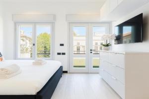 Brand New 1BR Rothschild Apt with Balcony Apartments, Tel Aviv