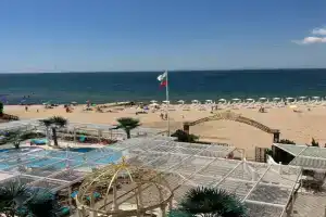 Apartament v KK "Elenite" s frontalna gledka more, razpolozhen na samiya plazh, Elenite