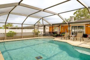 2 Mi to Riverwalk Gem with Private Pool and Yard! Guest house, Bradenton