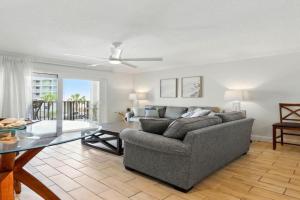 Sunshine at Ocean Villas - Beachside Condo for 6 with Resort Amenities, Saint Augustine Beach