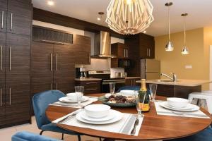 Ground Floor Loft Style Luxury Executive Flat Guest house, Montreal
