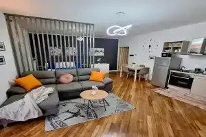 Naisa Home Apartments, Como