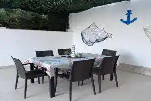 Gio Bella Apartments, Bar