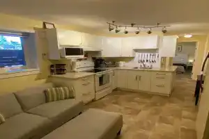 Ravens Nest Cozy Lower One Bedroom Suite, Victoria