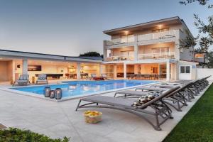Villa Klen for 15 people near with jacuzzi and children playgorund, Pula