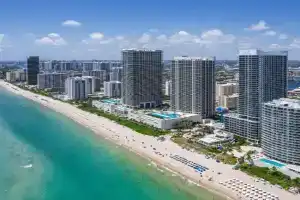 Ocean Wind - Luxury Beachfront Condo with Pool & Gym Guest house, Hollywood