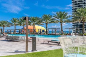 Luxury Living on the Beach with Resort Amenities, Hollywood