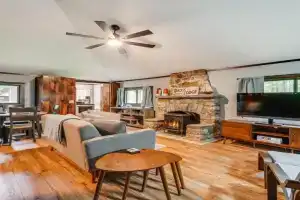 Walk to Barretts Park Wooded Cabin with Grill! Guest house, Boothbay Harbor