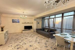 Prostornaya s panoramnym vidom na gorod, Tsentralnyy stadion, Teatr i drugie znakovye mesta Apartments, Almaty