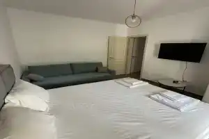Apartman Aki 2, Bar