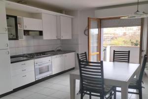 S355 -, ampio trilocale con terrazzo e posto auto Apartments, Sirolo