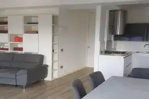 Lake Home Apartments, Marta