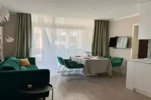 Greenside Emerald Apartment by brege, Gonio