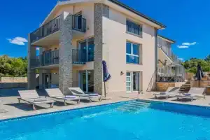 Villa Sandy Beach with outdoor pool, few seconds from the beach, Donje Petrcane