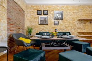 Nova 3-kimnatna ta poryad studiyna dvoyarusna LOFT u tsentri Odesi Apartments, Odessa