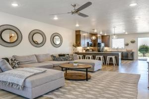 7 Mi to Snow Canyon Townhome with Arcade Games! Guest house, St. George