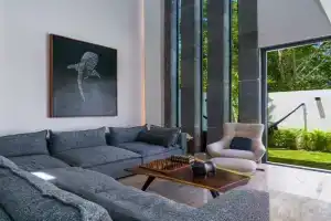 Luxury 5 Bedroom Villa - Private Heated Pool - Movie Theater - Gated Community - fits 11, Cancun