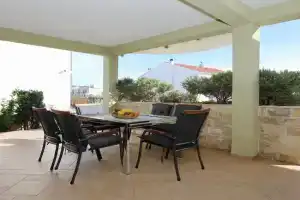 Mare 9 Cozy Two Bedroom Apartment with Garden, Donje Petrcane