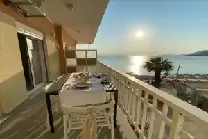 Beachfront 2Bedroom Flat SeaView, Loutraki