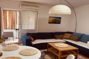 Levant Apartments, Bar