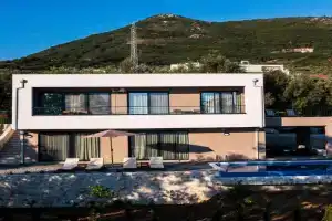 Villa Amara -Luxury Villa with Private Pool & Hot Tub, Bar