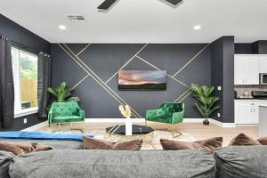 Sleeps 20 - 2 Homes - Family and Friends Fun Super house, Houston