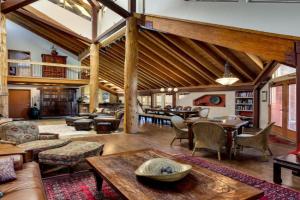 Downtown Penthouse condo, Stateline