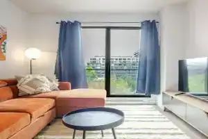 Modern Heritage Stay Upscale 2BR in Old Port Apartments, Montreal
