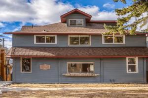 Mountain View Retreat in the heart of - Massive House Sleeps 23, Banff
