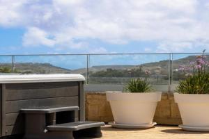 ROOFTOP HIDEAWAY, JACUZZI, BBQ & PETss Apartments, Gharb