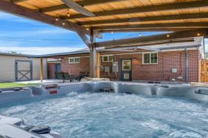 Cozy King suite- play room- hot tub, Denver