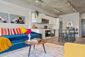 Vibrant PopArt downtown suite, comfy and stylish! Apartments, Calgary