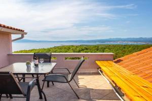 Awesome Apartment In With Wifi, Omisalj