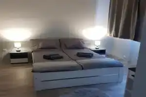 Jucus Apartman, Mako
