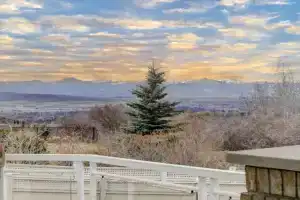 Spacious mountain view guesthouse, Calgary