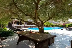 Dorothealy Apartments with Garden and Pool, Novaglia