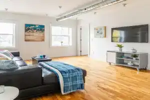 Stylish & Pet-Friendly 2BR Suite in Trendy Leslieville with Portable AC Nearest Intersection Eastern Ave Hotel, Toronto