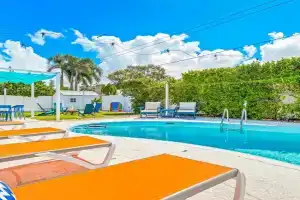 Private Oasis w Heated Saltwater Pool & Hot Tub Guest house, Bradenton