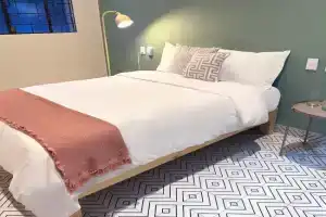 Americana Stay steps from Chapultepec cozy private bedroom, Guadalajara