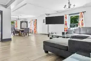 Spacious 4BR 1BA close to the Falls Guest house, Niagara Falls