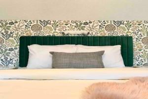 Top Floor Mountain View Escape Apartments, Canmore
