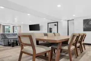 6BR Homes Perfect for Large Groups & Families Near Attractions Guest house, Niagara Falls