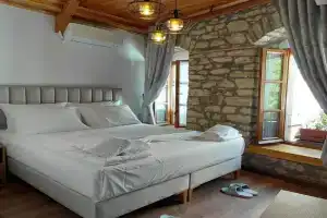 Submarine 105 Rooms, Gjirokaster