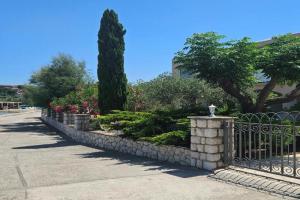 1 Bedroom Amazing Apartment In, Lopar