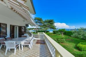 Beachfront apartments Liveric, Vir