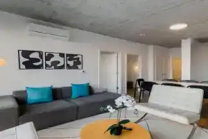 Chic 4-Bedroom with Skyline Views & Amenities, Chicago