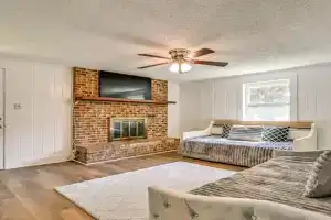 Near Hospitals Charming Home with Yard in Guest house, Charlotte