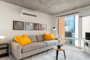 City Studio Escape Bright Sleek & Modern, Chicago