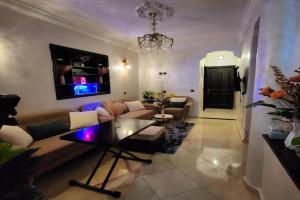 Chambre pour une femme ou pour un couple dans un Appartement de luxe bien situé et bien équipé Guest house, Rabat