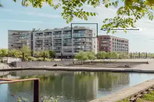Stylish Riverfront Penthouse with Skyline View, Offenbach